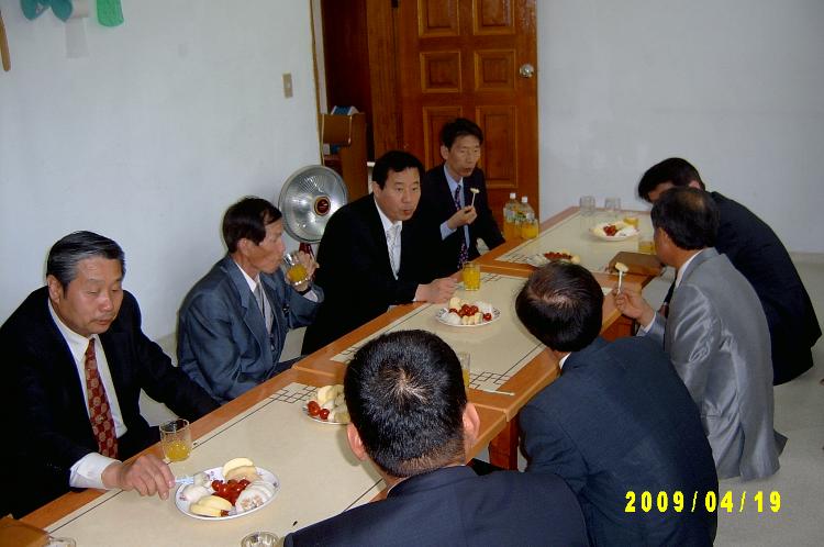 Visiting elders002.JPG